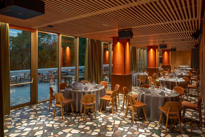 Imagini cu Telecabina Tâmpa și Restaurantul Panoramic după modernizare