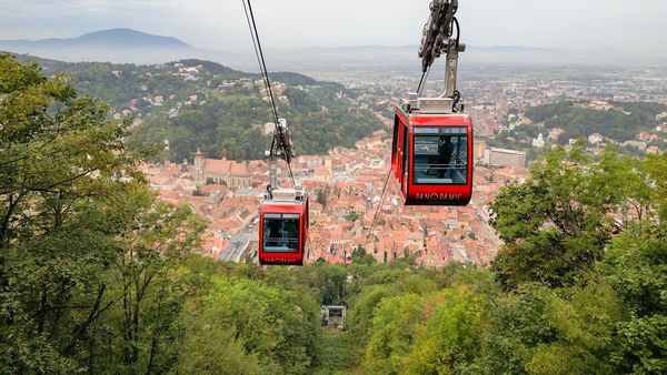 Telecabina Tâmpa și Restaurantul Panoramic se redeschid în weekend! Cele două simboluri arhitecturale și turistice ale Brașovului au trecut printr-un amplu proces de modernizare. Investiția depășește 20 de milioane de euro