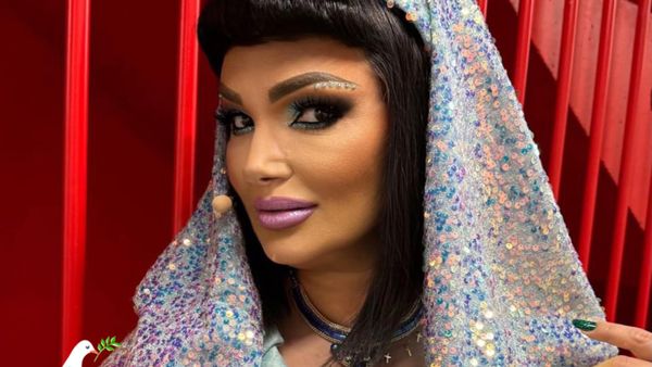 Reacția Ozanei Barabancea la acuzațiile privind editarea excesivă a fotografiilor sale: "Nu-s de ceară, fraierelor, sunt reală, mă simt frumoasă". Fanii artistei: "Refuz să cred că „Doamna” Ozana Barabancea are un asemenea limbaj colorat pe un site public