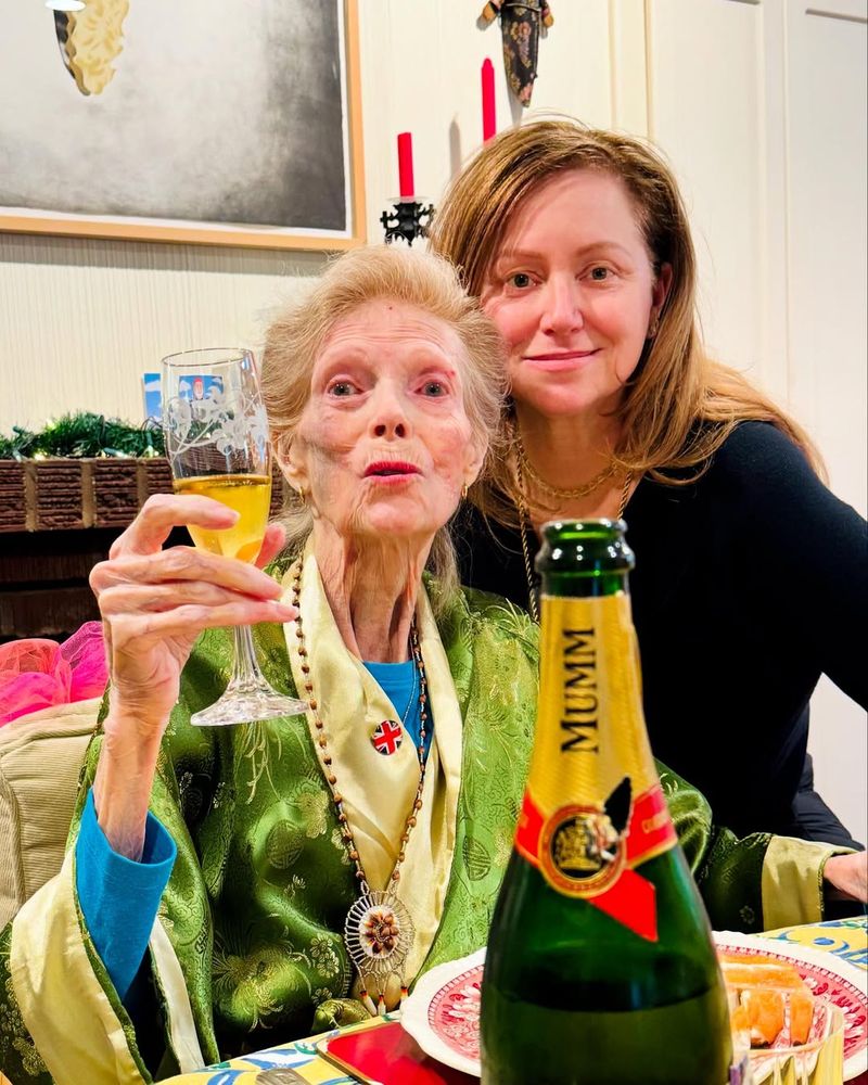 Mesajul postat de fiica actriței Samantha Eggar