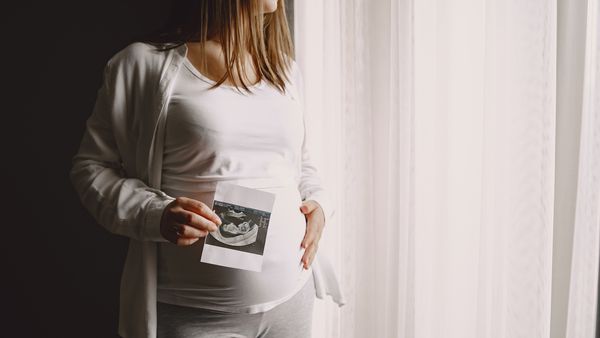 Cazul femeii care s-a prefăcut că e &icirc;nsărcinată a șocat o lume &icirc;ntreagă! Acesta a purtat burtă falsă și a cumpărat o păpușă pentru a merge mai departe cu minciuna. Soțului i-a spus că bebelușul a murit c&acirc;nd adevărul a fost descoperit