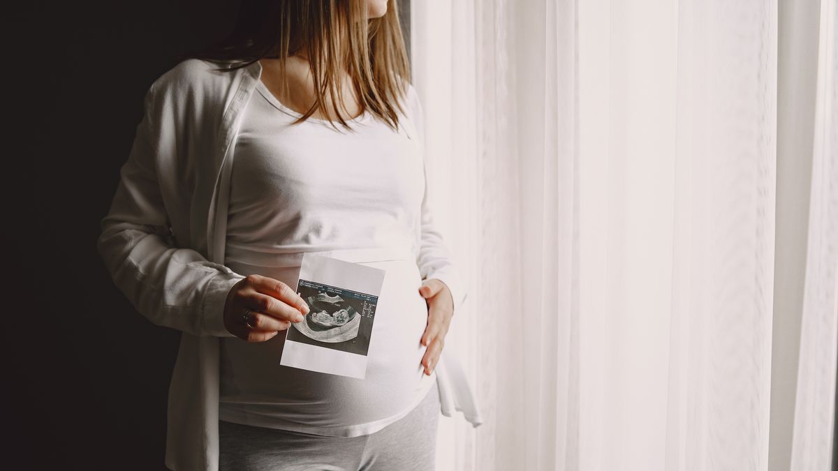 O femeie s-a prefăcut că e &icirc;nsărcinată, a născut copilul și apoi a spus tuturor că a murit 