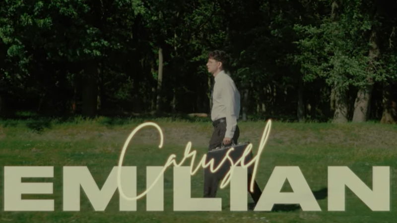 Emilan surprinde din nou! Piesa proaspăt lansată te prinde din prima. Iată cum sună "Carusel"