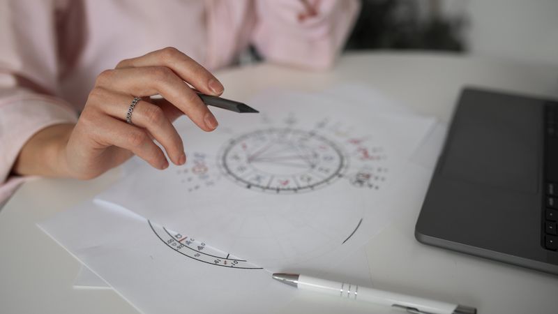 HOROSCOP de weekend, 25-26 octombrie 2025. O zodie descoperă oportunități neașteptate! Astrele arată că va avea parte de un sf&acirc;rșit de săptăm&acirc;nă plin de surprize și momente frumoase