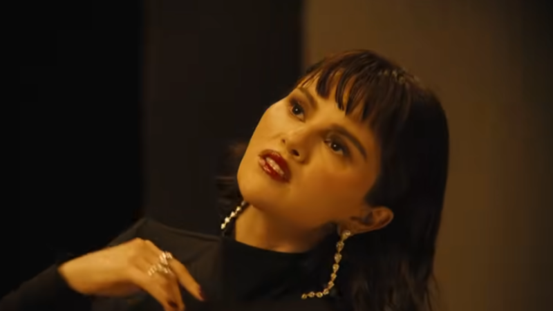 Fanii &icirc;n DELIR! Selena Gomez a lansat videoclipul piesei "In the Dark", de pe coloana sonoră a sezonului doi al serialului "Nobody Wants This". Mesajul artistei: "Este doar o mică doză de nostalgie și sper să vă placă"