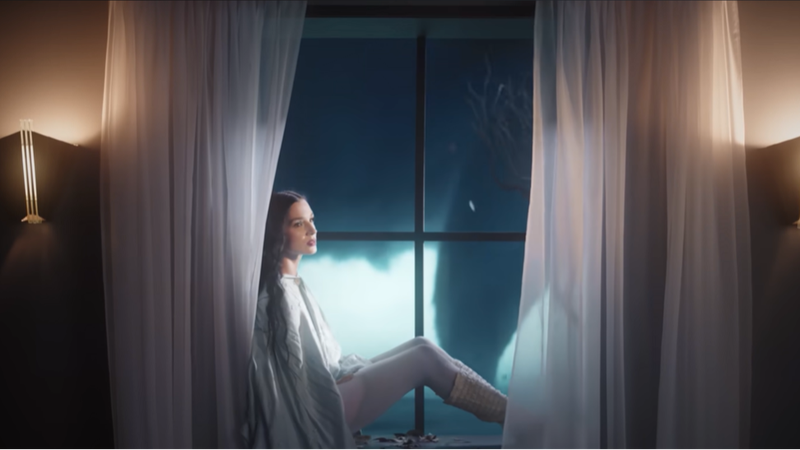 Poppy, artista nominalizată de două ori la Grammy, lansează piesa "Unravel"