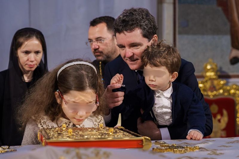 Nicușor Dan, însoțit de familia sa la Catedrala Mântuirii Neamului 