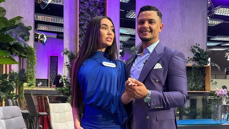 VIDEO Totul părea perfect...p&acirc;nă c&acirc;nd un gest a schimbat totul. CE AU FĂCUT Alexandrina și Andrei fără să-și dea seama: "E clară situația...". DETALIUL din imagini pe care 99% dintre oameni l-au ratat. Internauții nu mai contenesc cu reacțiile&nbsp;