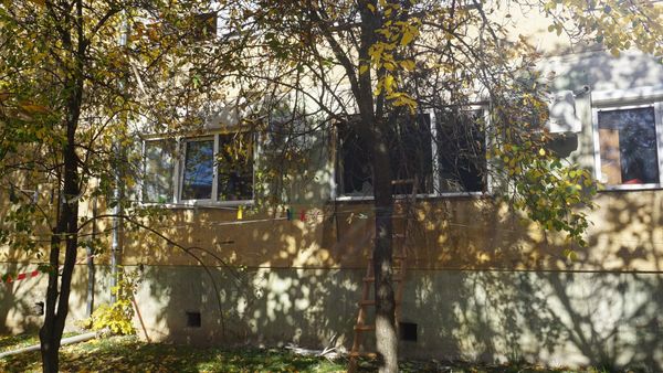 O nouă explozie s-a produs &icirc;ntr-un bloc din Rom&acirc;nia! Aceasta a fost urmată de un incendiu, iar un bărbat a fost dus de urgență la spital cu arsuri pe aproape jumătate din corp