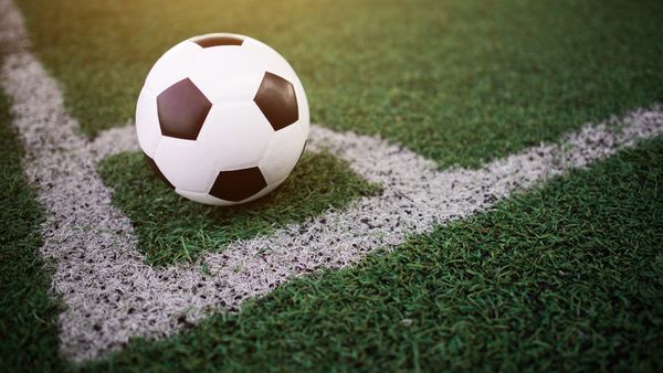 VIDEO Momentul c&acirc;nd antrenorul unei ECHIPE LEGENDARE a murit pe terenul de fotbal. Jucătorii au căzut toți &icirc;n genunchi, unii pl&acirc;ng&acirc;nd, alții rug&acirc;ndu-se cu ochii &icirc;n lacrimi: "Am fost șocat și acum mi s-a făcut pielea de găină. Am auzit căzătura"