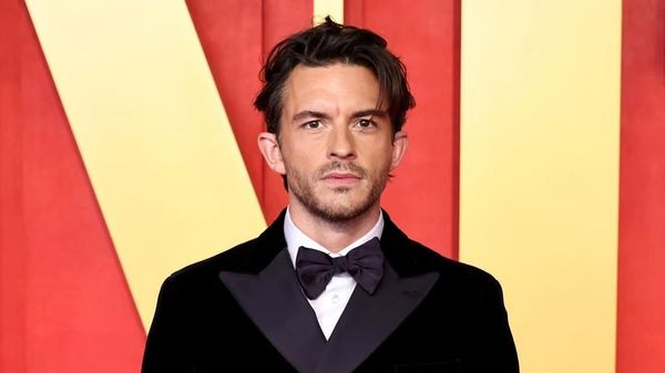 Jonathan Bailey, desemnat &bdquo;cel mai sexy bărbat &icirc;n viaţă din 2025&rdquo;! &bdquo;Evident, sunt incredibil de flatat&rdquo;. Actorul a făcut furori &icirc;n serialul &bdquo;Bridgerton&rdquo; și este &icirc;ntr-o relație cu un bărbat