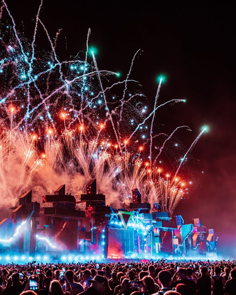 Când se anunță headlinerul de la Beach, Please! 2026? 