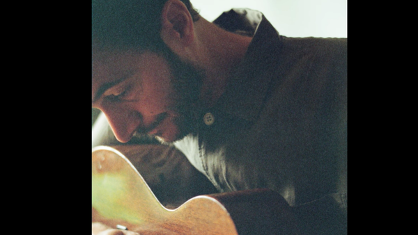 Tom Smith de la Editors a lansat piesa "Broken Time".  Artistul se pregatește pentru primul turneu solo european