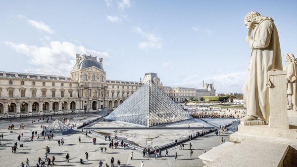 Cine este principalul suspect în cazul jafului de la Muzeul Luvru? Bărbatul de 39 de ani este celebru pe rețelele sociale și fost paznic la Centrul Pompidou