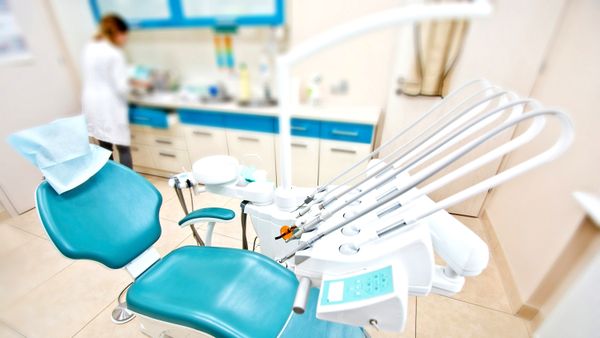 Cine deține clinica stomatologică din București, unde o fetiță de 2 ani a murit subit în urma anesteziei generale? Primele declarații ale tatălui: „Au omorât-o, asta este părerea mea. Nu știu ce a fost, inconștiență, neatenție”