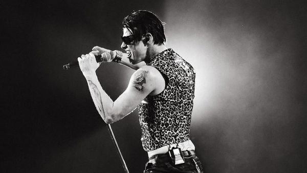 Vești proaste pentru fanii lui Yungblud! Artistul este nevoit să-și anuleze restul concertelor din 2025 din cauza unor probleme de sănătate: „De data aceasta mi s-a spus că trebuie să iau lucrurile în serios și că nu pot să mă joc. Îmi pare foarte rău”