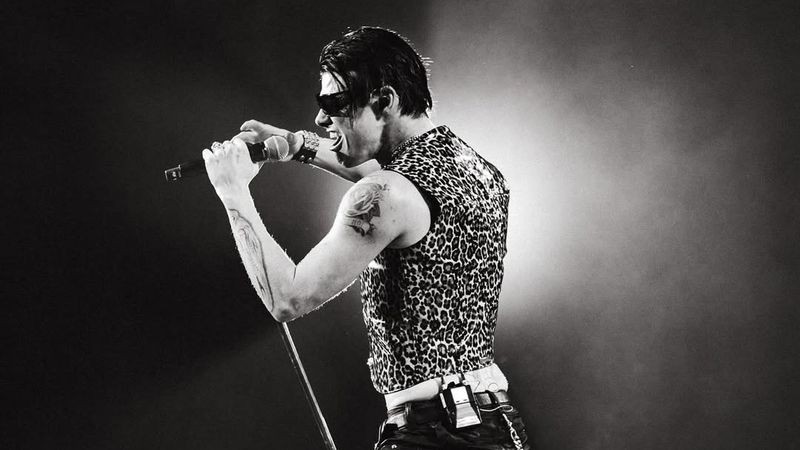 Vești proaste pentru fanii lui Yungblud! Artistul este nevoit să-și anuleze restul concertelor din 2025 din cauza unor probleme de sănătate: &bdquo;De data aceasta mi s-a spus că trebuie să iau lucrurile &icirc;n serios și că nu pot să mă joc. &Icirc;mi pare foarte rău&rdquo;