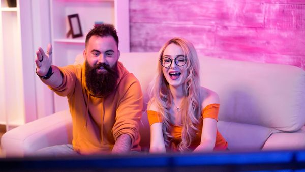 (P) De la show-uri TV la jocuri de cazino online: Evoluția divertismentului interactiv