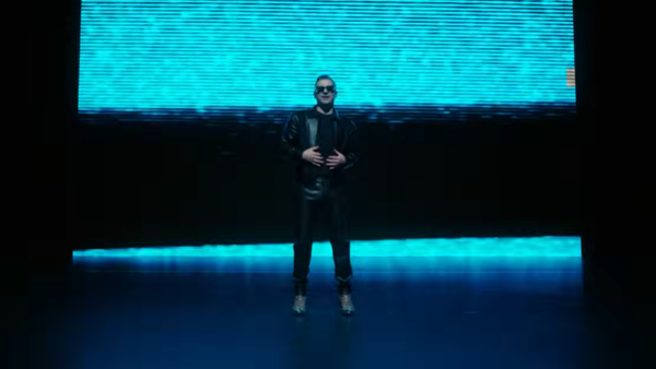 COLABORAREA pe care fanii nu o vedeau venind: "Când l-am întâlnit prima oară, am fost: wow, zeul stă lângă mine! Am vorbit în engleză și română în același timp, le-am amestecat rău". Akcent și Toth Abigel au lansat piesa "Sugar Daddy" 