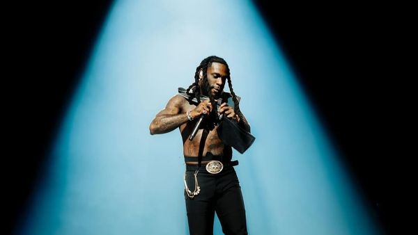 Burna Boy, ieșire nervoasă în timpul unui concert! Rapperul a refuzat să mai cânte după ce a observat o fană adormind în public. Ce i-a spus iubitului ei: „Nu mai cânt nicio piesă până nu o duci acasă. Îți bați joc de mine?”