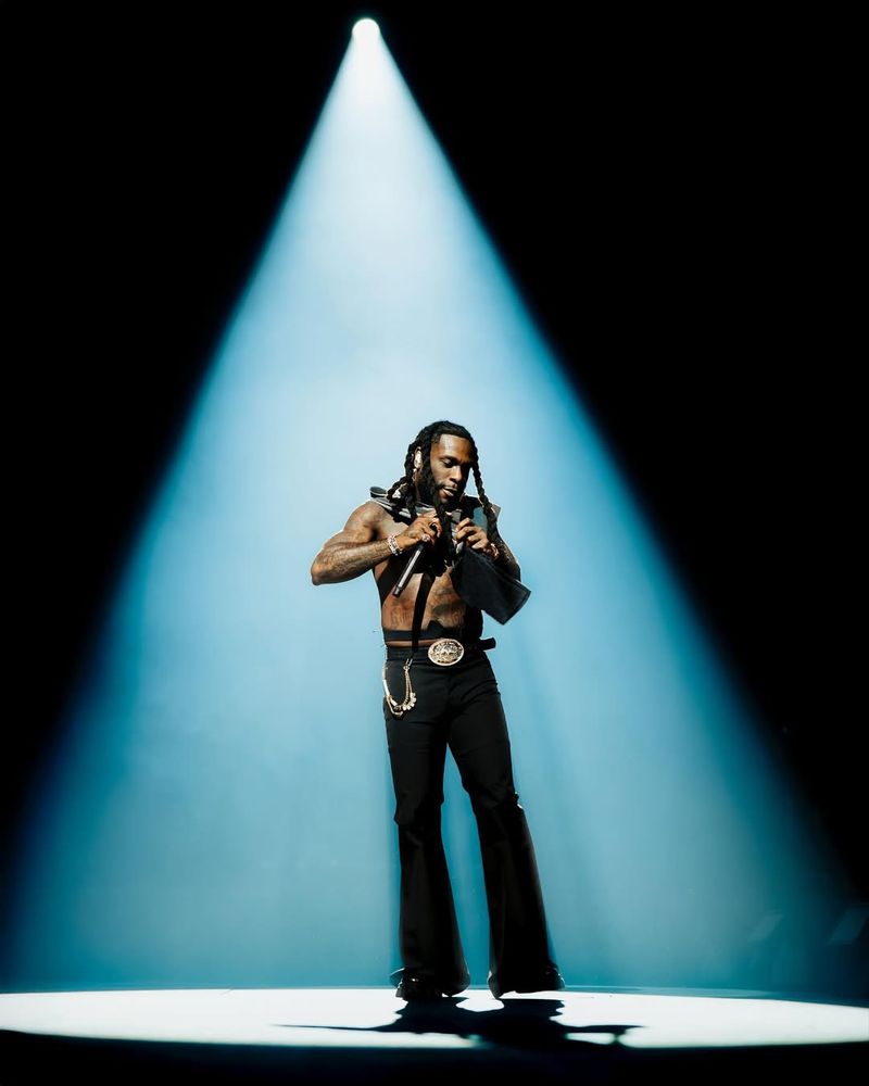 Burna Boy, reactie neașteptată după ce un fan a adormit la concertul lui 