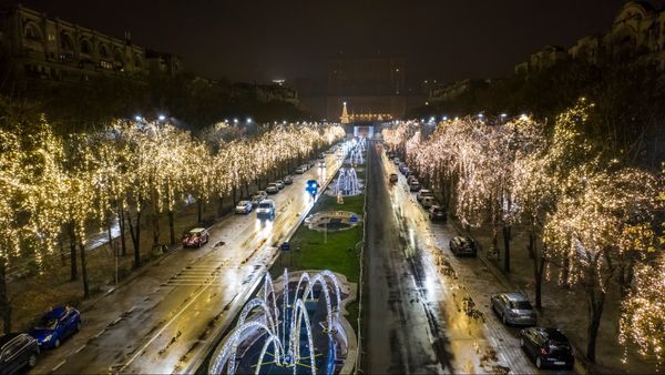 C&acirc;nd se aprind luminițele de Crăciun &icirc;n București? Primăria Capitalei a plătit triplu față de anul trecut pentru iluminatul festiv