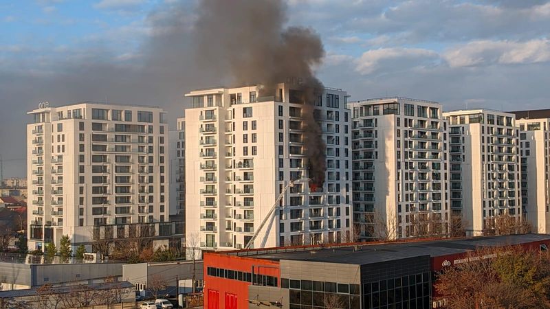 Un INCENDIU VIOLENT&nbsp;a izbucnit &icirc;ntr-un bloc din București: "Sunt degajări mari de fum şi pe scara blocului". Echipe de căutare-salvare intervin pentru identificarea persoanelor aflate &icirc;n clădire