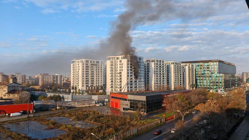 Incendiu cu degajări mari de fum într-un bloc din Bucureşti. 