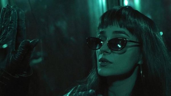 Fanii așteptau cu sufletul la gură și acum piesa care promite să devină HIT este aici. NU rata șansa să te afli printre primii care ascultă "Floating" și simt mesajul pe care ENELI îl transmite