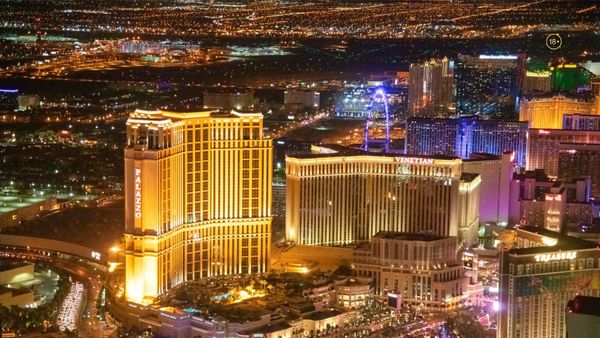(P) Atmosfera din Las Vegas, preluată de cazinourile online: strălucire generală, sloturi tematice