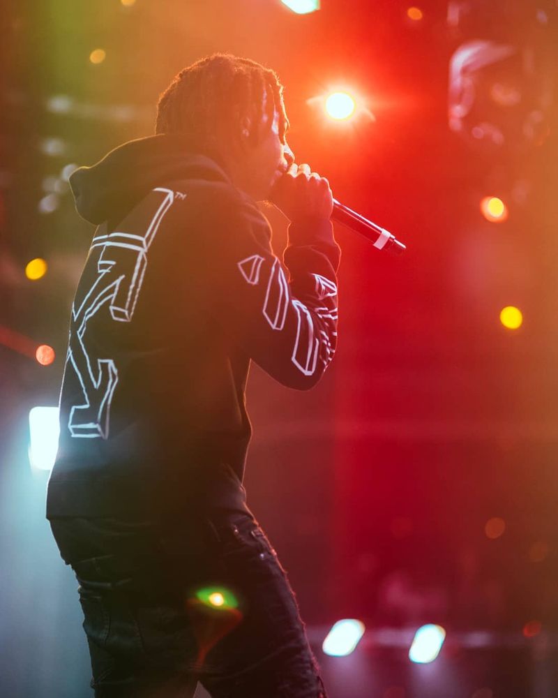 Vezi cine ar putea fi artistul pe care urmează să îl anunțe Selly pentru Beach, Please! 2026