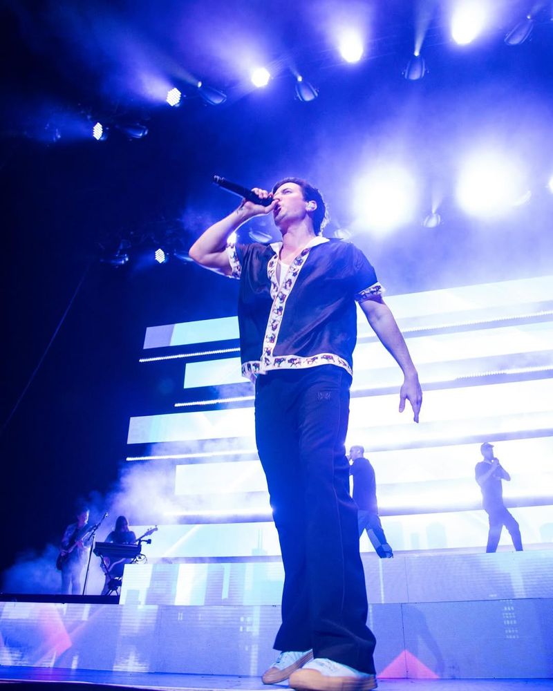 Logan Henderson a căzut pe scenă în Polonia și s-a rănit la genunchi