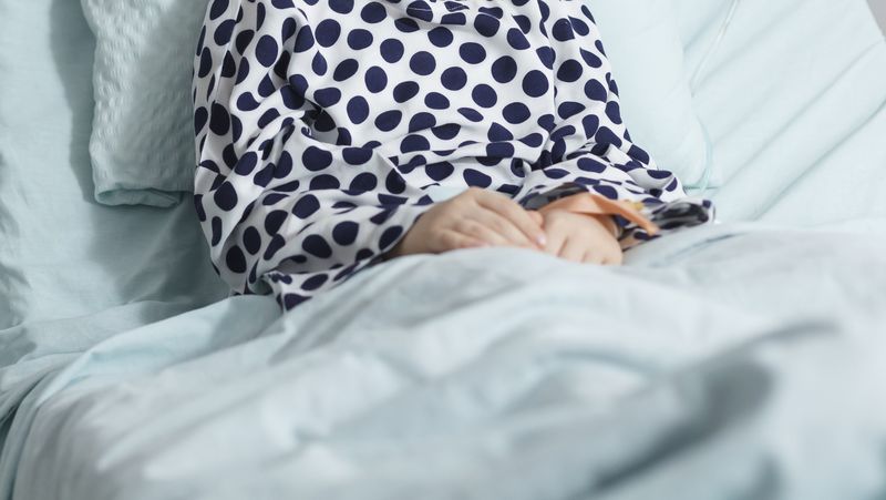 O fetiță de doar 11 ani a fost înjunghiată de propria mamă