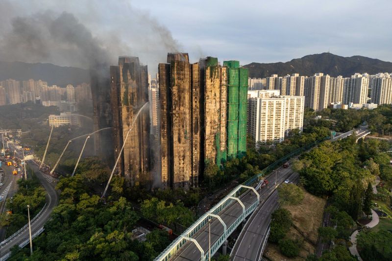 Incendiu uriaș la un complex de blocuri din Hong Kong