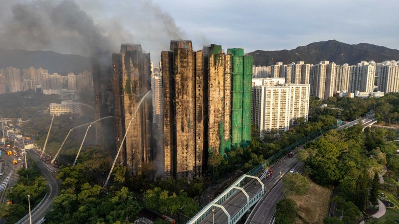 Mărturiile cutremurătoare ale unui supraviețuitor al incendiului din Hong Kong: &bdquo;Totul s-a &icirc;ntunecat &icirc;n fața mea. Eram &icirc;ngrozit și nu puteam face nimic altceva dec&acirc;t să aștept&rdquo;. 128 de persoane au murit &icirc;n infernul declanșat &icirc;n complexul rezidențial