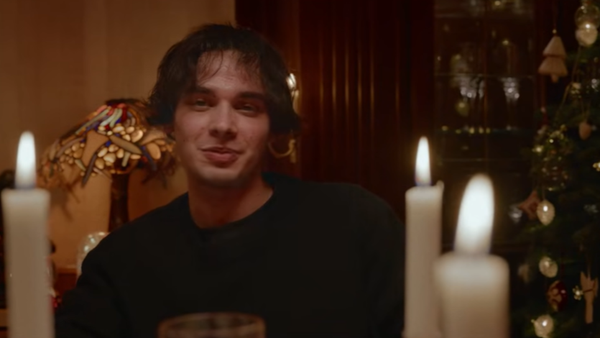 rareș lansează piesa "Un altfel de Crăciun" (Vin acasă de Crăciun). Mesajul artistului: " Piesa asta e pentru toți cei care duc dorul cuiva, dar și pentru cei care încă au norocul să se întoarcă acasă"