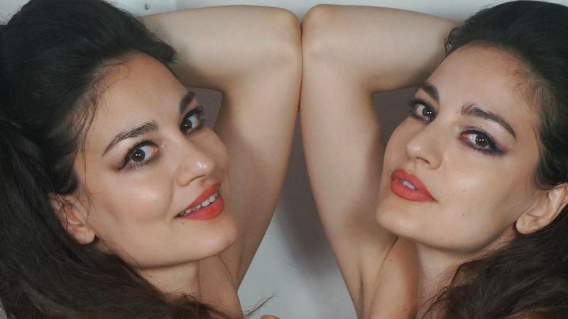 Toată lumea vorbește despre arestarea gemenelor de la Indiggo... dar adevărata &icirc;ntrebare este: "Ce făcea mama lor &icirc;n acel moment?". LOCUL NEAȘTEPTAT &icirc;n care a fost surprinsă... e ultimul la care s-ar fi g&acirc;ndit cineva