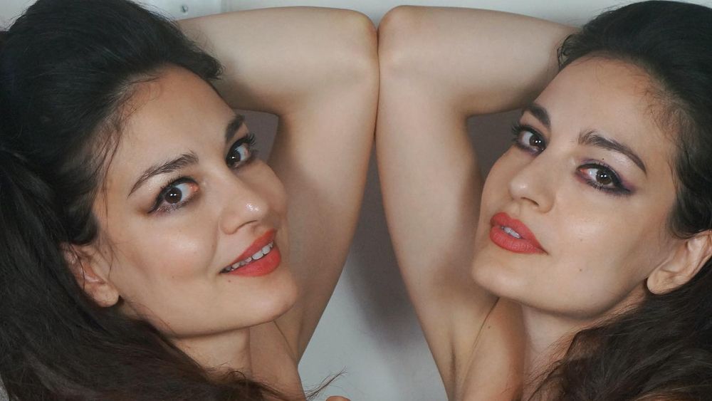 Toată lumea vorbește despre arestarea gemenelor de la Indiggo... dar adevărata întrebare este: "Ce făcea mama lor în acel moment?". LOCUL NEAȘTEPTAT în care a fost surprinsă... e ultimul la care s-ar fi gândit cineva