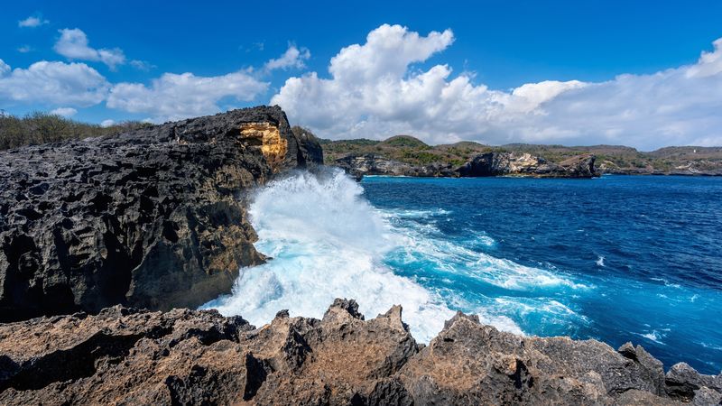 Imagini DRAMATICE din Tenerife! Trei turiști și-au pierdut viața pe plajă. Aceștia au ignorat avertismentele autorităților și nu au mai putut fi salvați din calea valurilor uriașe. Alte trei persoane au fost grav rănite