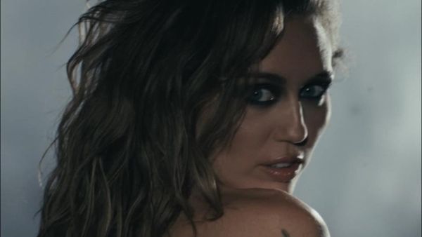 Miley Cyrus cucerește ecranele și inimile fanilor cu VIDEOCLIPUL piesei "Dream As One", de pe coloana sonoră a filmului "Avatar: Fire and Ash". Cei care au văzut sunt deja fermecați de IMAGINILE SURPRINSE și interpretarea ei