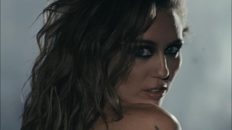 Miley Cyrus cucerește ecranele și inimile fanilor cu VIDEOCLIPUL piesei "Dream As One", de pe coloana sonoră a filmului "Avatar: Fire and Ash". Cei care au văzut sunt deja fermecați de IMAGINILE SURPRINSE și interpretarea ei
