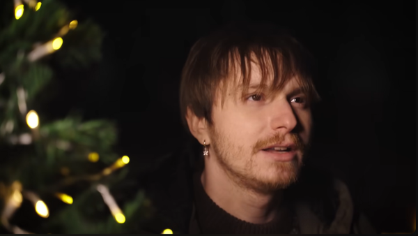 Zodier tocmai a lansat o piesă specială de Crăciun, perfectă pentru momentele magice de sărbători. Dă-i PLAY și lasă versurile melodiei "Decembrie cald" să îți încălzească inima 