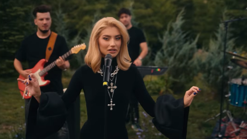 Andia surprinde cu o piesă nouă plină de emoție, iar refrenul melodiei "Dansăm" &icirc;ți răm&acirc;ne &icirc;n minte de la  prima ascultare: "E despre momentele alea care răm&acirc;n cu tine pentru totdeauna, despre ultimul vals și primul fioi"