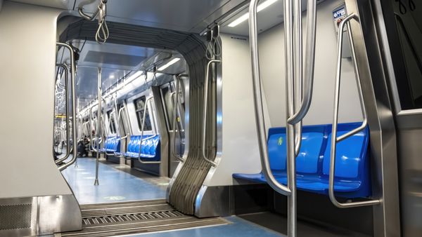 Cine este t&acirc;nărul de 18 ani care i-a dat foc unui pasager &icirc;n METROU? A fugit inițial de la locul faptei, dar A FOST PRINS și pus sub acuzare pentru incendiere. Victima se află &icirc;n stare critică&nbsp;la spital, cu arsuri grave pe picioare și torace