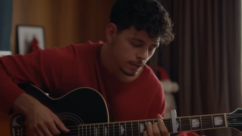 Emilian a lansat "Ultimul Crăciun" și fanii sunt deja &icirc;nc&acirc;ntați. Melodia artistului e perfectă pentru playlist-ul tău de sărbători: "Piesa asta este primul meu colind scris de mine"