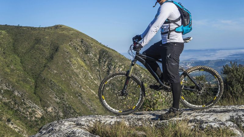 (P) Idei pentru pasionații de sport outdoor pe timp de iarnă: ciclism, drumeții și sporturi de zăpadă