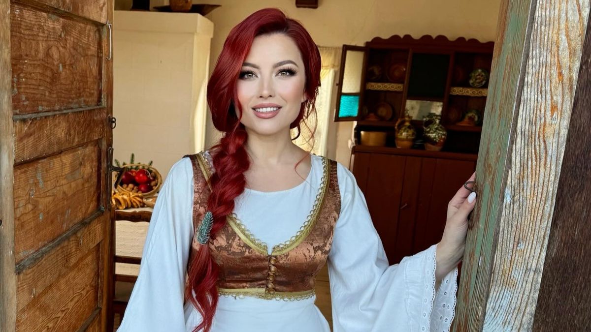 Elena a lansat piesa Crăciunu-i una din minuni