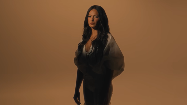 Pregătește-ți playlist-ul! NU vei mai scoate piesa asta din cap. Fanii artistei sunt deja fascinați de "Același Aer". Raluka: "V-am mai spus că am multă muzică pentru voi? Nici nu știți ce vă așteaptă"