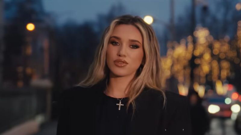 Ioana Ignat a lansat VIDEOCLIPUL piesei"Crăciun din nou". Mesajul artistei: "Cine are familia aproape e foarte norocos! Sper sa vă placă acest colind"