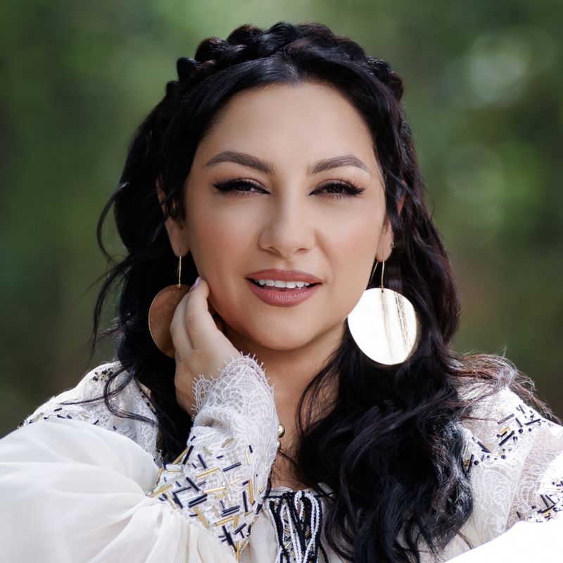  Andra a dus melodia până la capăt, primind aplauze care nu mai conteneau.